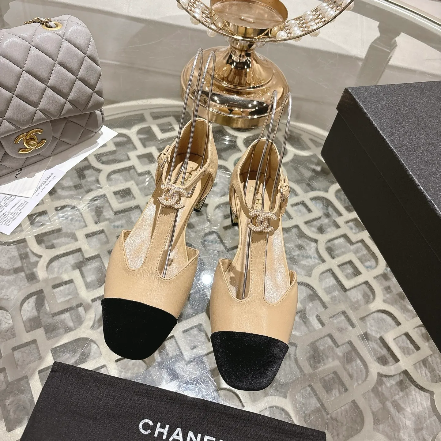 👟👟Ex-factory price 560👟👟 25ss early autumn new Xiaoxiang Chanel pearl double C buckle T-strap Mary Jane shoes pearl heel buckle shoes doll shoe design is so cute 💥The daughter of a rich family has the sense of sight, retro sweetness and age reduction! Mary Jane's unique noble texture allows you to practice various combinations of beauty. Beauty and comfort coexist. Who can not be tempted? The high-end simple style will never go out of style when worn again and again. It vividly interprets the charm of the exclusive fragrance. More possibilities for shaping. Original molded hardware buckle. Upper: lambskin. Lining: sheepskin. Outsole: genuine leather outsole imported from Italy. Size: 35-39 (40.41 custom-made, non-refundable).